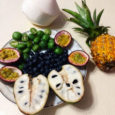 Tutku meyvesi, yabanmersini ve ananas içeren canlı egzotik meyveler. Bu renkli çeşitlilik sağlıklı beslenme ve tropikal tatları ön plana çıkarıyor, canlandırıcı bir meyve tabağı için mükemmel..