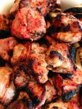 Nefis ızgara et şişleri ve dumanlı, yanmış bir dış görünüş. Bu sulu et parçaları, mükemmel bir şekilde baharatlanmış lezzetli ve tatmin edici bir barbekü deneyimi sunuyor..