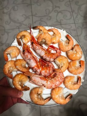 Lezzetli bir tabak taze karides, canlı renkler ve iştah açıcı bir sunum, deniz ürünleri meraklıları ve aşçılık maceraları için ideal. Gurme yemekler, restoranlar ya da ev yemeği deneyimleri için mükemmel..