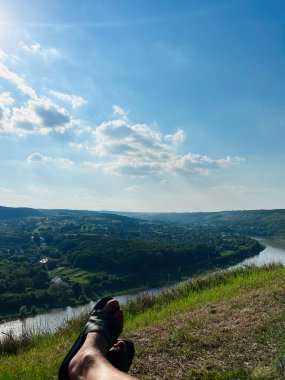 Bereketli, yeşil bir vadinin sakin bir sahnesinde kıvrımlı bir nehir dinginliği ve gevşemeyi canlı mavi bir gökyüzü altında yakalıyor. Barışçıl düşünce ve doğa takdiri için mükemmel bir ortam..
