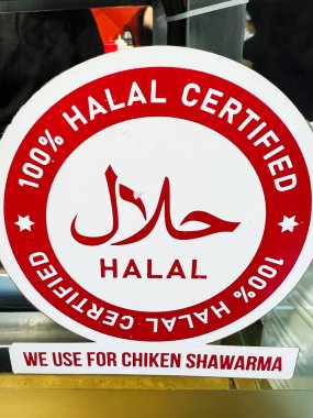 Shawarma tezgahında% 100 helal sertifika gösteriliyor. Hazırlık aşamasında tavuk kullanımı, helal bilinçli tüketicilere hizmet ve helal besin uygulamalarını teşvik etmek.