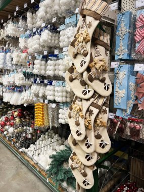 Kyiv, Ukrayna - 02 Aralık 2024: Bir mağaza koridorunda sergilenen dekoratif Noel çorapları koleksiyonu, festival süslemeleri ve tatil süslemeleriyle çevrili. 