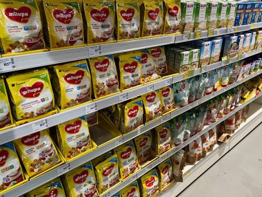 Kyiv, Ukrayna - 02 Aralık 2024: Süpermarket raflarında çeşitli bebek maması seçenekleri düzenli olarak düzenlenmektedir. Parlak paketlenmiş ürünlerde birden fazla marka yer alıyor.