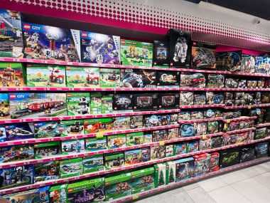 Kyiv, Ukrayna - 02 Aralık 2024: Bir mağaza rafında farklı temalar ve popüler koleksiyonların yer aldığı canlı bir Lego sergisi. Hediye fikirleri, bina meraklıları ve koleksiyoncular için ideal.. 