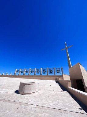 Minimalist mimari, çan kuleleri ve göz alıcı mavi gökyüzüne karşı yapılmış çarpıcı bir modern kilise. San Giovanni Rotondo, İtalya.