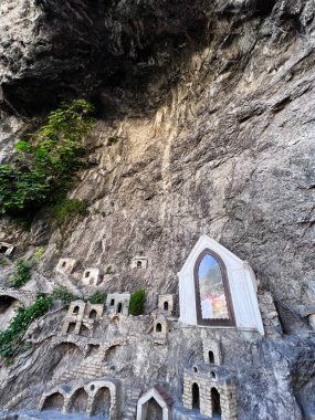 Detaylı minyatür yapıların yer aldığı büyüleyici bir kaya duvarı gizemli ve tarihsel bir ortam yaratıyor. Niches ve yeşillik onun ilgi çekici ve ruhani görünümünü geliştirir. Positano, İtalya.