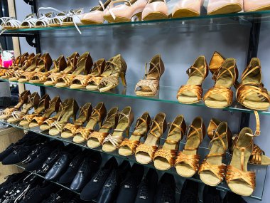 Kyiv, Ukrayna - 15 Aralık 2024: Perakende satış mağazasında çeşitli stillerde dans ayakkabıları sergilenen resim. 