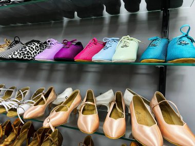 Kyiv, Ukrayna - 15 Aralık 2024: Perakende satış için raflarda birden fazla renk ve stil içeren organize dans ve moda ayakkabısı seçimi. 