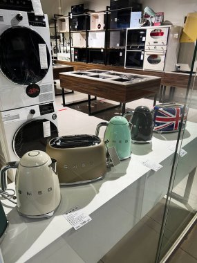 Kyiv, Ukrayna - 15 Aralık 2024: Bir galeri ortamında sergilenen su ısıtıcıları ve tost makineleri de dahil olmak üzere Smeg mutfak aletleri seçimi.