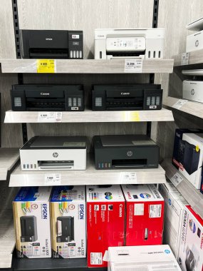 Kyiv, Ukrayna - 15 Aralık 2024: Perakende mağaza raflarında yer alan farklı markalardan modern ev ve ofis yazıcıları.