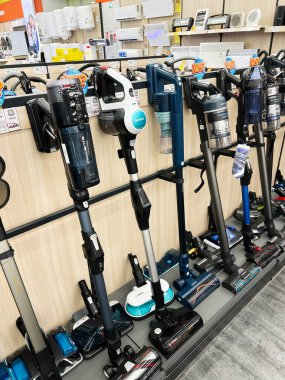 Kyiv, Ukrayna - 15 Aralık 2024: Perakende mağaza raflarında birden fazla model ve kablosuz elektrik süpürgesi markaları sergileniyor.