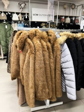 Kyiv, Ukrayna - 18 Aralık 2024: Sahte kürk mantoları ve yastıklı ceketlerin yer aldığı şık bir koleksiyon.