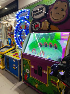 Kyiv, Ukrayna - 18 Aralık 2024: İçerde düzenlenmiş canlı atari oyunları koleksiyonu, aileler ve arkadaşlar için ilgi çekici ve eğlence dolu bir eğlence deneyimi sunuyor. Parlak renkler ve neşeli tasarımlar neşeli ortamı yükseltir..