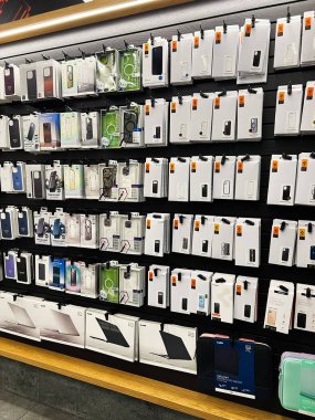 Kyiv, Ukrayna - 18 Aralık 2024: Raflarda düzgünce düzenlenmiş çeşitli telefon kılıfları ve cihaz aksesuarları sergilenmektedir.