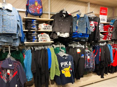 Kyiv, Ukrayna - 18 Aralık 2024: Gündelik ortamlarda sergilenen popüler karakterlerin yer aldığı parlak ve canlı çocuk kıyafetleri koleksiyonu. Renkli ve çeşitli seçenekleri vurgulayan perakende, alışveriş ve giyim imajı için ideal.