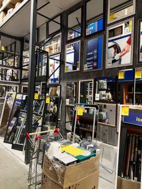 Kyiv, Ukrayna - 03 Ocak 2025: Perakende ortamda çeşitli şekil, çerçeve ve kullanım şekilleri, fiyat etiketleri ve alışveriş arabalarıyla birlikte sergilenen ve iç tasarım ve mobilya temasını vurgulayan bir duvar aynası seçimi.