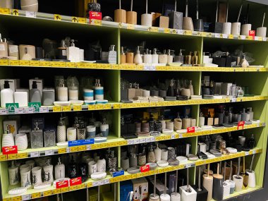 Kyiv, Ukrayna - 3 Ocak 2025: Banyo aksesuarları bir mağaza rafında sergilenmektedir. Sabun makineleri, tutucular ve şık kaplar içerir.