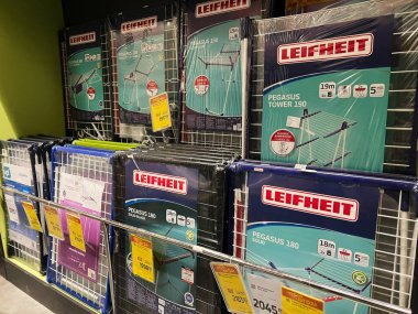 Kyiv, Ukrayna - 3 Ocak 2025: Genellikle çamaşır rafları ve askılara odaklı çeşitli kutulu ev eşyalarının yer aldığı bir mağaza koridoru.