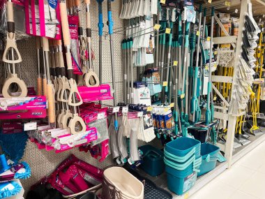 Kyiv, Ukrayna - 03 Ocak 2025: Düzenli temizlik araçları, kovalar ve malzemelerin bulunduğu bir mağazanın bir bölümü.