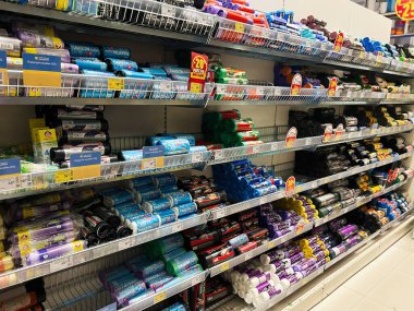 Kyiv, Ukrayna - 03 Ocak 2025: Bir süpermarkette raflar farklı marka ve renklerde plastik poşetlerle doldurulmuştur..