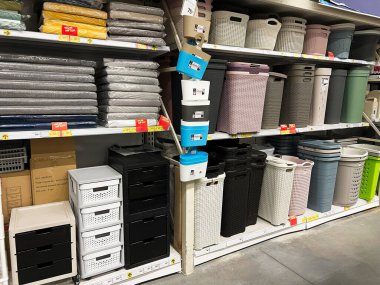 Kyiv, Ukrayna - 03 Ocak 2025: Bir perakende mağazasında sepetler ve raflardaki çekmeceleri içeren bir vitrin.