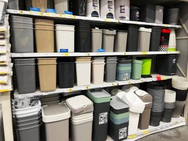 Kyiv, Ukrayna - 03 Ocak 2025: Bir mağaza koridorunda farklı şekilleri, stilleri ve renkleri gösteren organize çöp kutuları. Bu kutular, evlerdeki ve ticari alanlardaki atık depolama ihtiyaçlarını karşılayarak işlevsel depolama sunuyor.