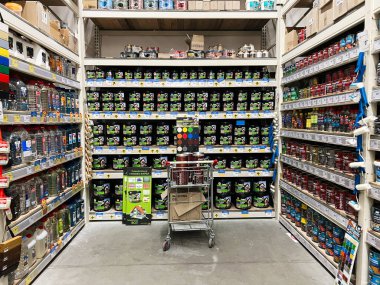 Kyiv, Ukrayna - 3 Ocak 2025: Boya kutuları, boya malzemeleri ve ev projeleri için ilgili malzemelerle dolu bir mağaza koridoru.