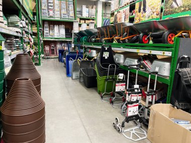 Kyiv, Ukrayna - 03 Ocak 2025: Bahçe aletleri, tencere ve araç gereçleri sergilenen bir nalbur dükkanının geniş açılı görünümü.