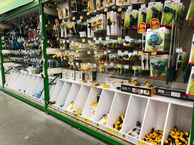 Kyiv, Ukrayna - 3 Ocak 2025: Çeşitli bahçe aletleri ve sulama malzemelerinin sergilendiği düzenli mağaza koridoru. Ürünler arasında hortum bağlantıları, fıskiyeler ve ilgili eşyalar yer alıyor. Verimli bir modern bahçe araçlarını gösteren düzenli bir düzenleme