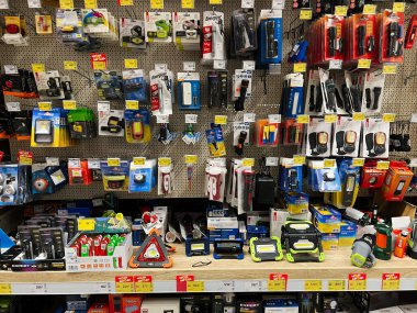 Kyiv, Ukrayna - 03 Ocak 2025: Açık hava kullanımı için el fenerleri ve fenerler de dahil olmak üzere çeşitli ışıklandırma ürünlerinin sergilendiği bir raf. Müşteriler, farklı ihtiyaç ve senaryolar için geniş bir taşınabilir ışık çözümleri seçimi yapabilirler..