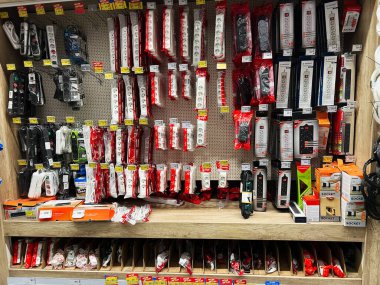 Kyiv, Ukrayna - 3 Ocak 2025: Çeşitli güç şeritlerinin ve uzatma kablolarının perakende satış raflarında düzenlenmesi, sergilenen markalar.