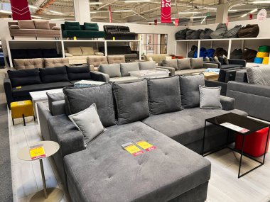 Kyiv, Ukrayna - 03 Ocak 2025: Geniş mobilya mağazası içi çeşitli şık koltuklar ve koltuklar sergileniyor, rahatlık ve tasarımı vurguluyor. Düzenlemede modern yaşam alanları için çok sayıda mobilya seçenekleri vurgulanıyor.