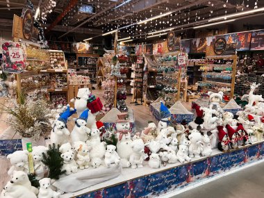 Kyiv, Ukrayna - 3 Ocak 2025: Bir perakende mağazasında kardan adam, tatil süslemeleri ve aksesuarların yer aldığı canlı bir Noel gösterisi. Bayram boyunca neşeli alışveriş deneyimleri için düzenlenmiş çeşitli festival eşyaları ve süsleri sunar.