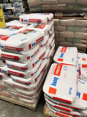 Kyiv, Ukrayna - 03 Ocak 2025: Bir depodaki paletlere düzgünce yerleştirilmiş alçıpan bileşiği gibi inşaat malzemeleri. Görünür ambalaj ürün özelliklerini ve ağırlığını gösterir. 