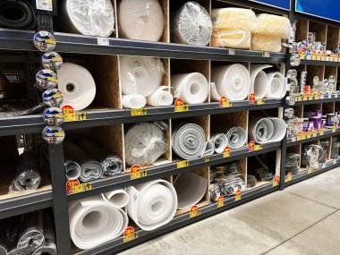 Kyiv, Ukrayna - 03 Ocak 2025: İzolasyon, köpük ve inşaat malzemeleriyle düzenlenmiş bir perakende mağaza raf ünitesi. Ürünler satılığa çıkarılıp sistematik olarak düzenlenerek tüketiciler ve profesyoneller için çeşitli ürünler sergileniyor..