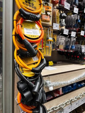 Kyiv, Ukrayna - 3 Ocak 2025: Mağaza raflarında çeşitli kombinasyon kablo kilitleri çeşitli renk ve boyutlarda sergilenmektedir.