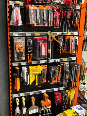 Kyiv, Ukrayna - 03 Ocak 2025: Raflarda titizlikle düzenlenmiş donanım araçları perakende seti içindeki çeşitli tip ve markaları gösteriyor.