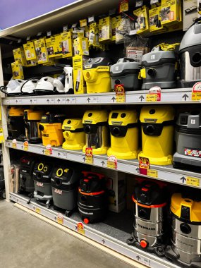 Kyiv, Ukrayna - 3 Ocak 2025: Rafları düzgünce düzenlenmiş çeşitli modern endüstriyel makine ve aksesuarlarla donatın.