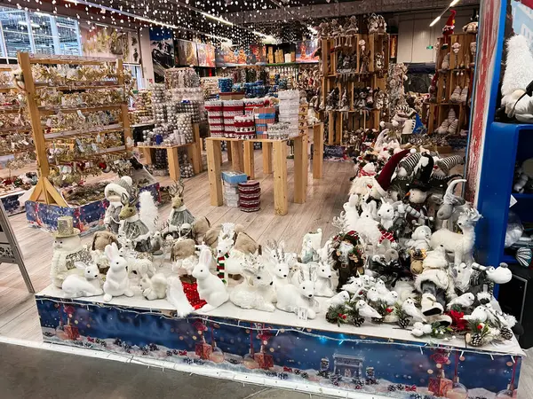 Kyiv, Ukrayna - 3 Ocak 2025: Çeşitli Noel süslemeleri ve satılık büyüleyici süsler sergilenen şenlik mağazası iç mimarisi. 