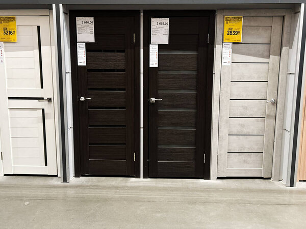 Киев, Украина - 3 января 2025 года: Выставлены разнообразные современные межкомнатные двери с различными стилями, цветами и узорами, доступными для выбора. Эти двери имеют современный дизайн, подходящий для улучшения интерьера дома и офиса.