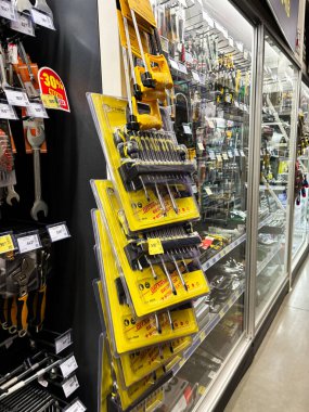 Kyiv, Ukrayna - 03 Ocak 2025: Bir hırdavatçı dükkanında tornavida ve pense gibi çeşitli araçları gösteren alet seti.