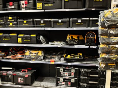 Kyiv, Ukrayna - 03 Ocak 2025: Markalı çantalar, çantalar ve kutulardan oluşan iyi organize edilmiş bir hırdavat mağazası koridoru. Esnaf, DIY meraklıları ya da dayanıklı ve taşınabilir depolama seçeneklerine ihtiyacı olanlar için mükemmel.. 