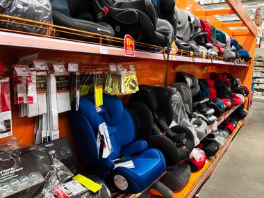 Kyiv, Ukrayna - 03 Ocak 2025: Çocuk ve çocuk araçlarının korunması seçeneklerini gösteren, çoklu çocuk oto koltukları ve ilgili güvenlik maddelerinin sergilendiği bir mağaza koridoru. Alıcı seçimi için birden fazla marka ve seçenek içerir