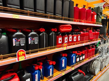 Kyiv, Ukrayna - 03 Ocak 2025: Renkli benzin bidonlarının mağaza raflarında sergilenmesi, çeşitliliği ve anlaşmaları gözler önüne serilmesi. Perakende veya tedarik tasvirlerinde depolama çözümlerini göstermek için mükemmel.