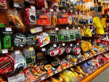 Kyiv, Ukrayna - 03 Ocak 2025: Otomotiv ve kargo uygulamaları için mükemmel bir şekilde mağaza raflarında düzenlenmiş çekme halatları, kayışlar ve bağlama ürünleri. Renkli ürünler görünür markalaşma ve fiyatlandırma laboratuvarlarıyla sergileniyor.