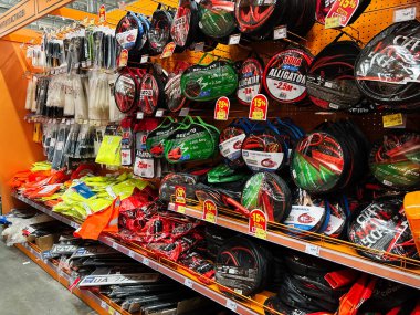 Kyiv, Ukrayna - 03 Ocak 2025: Kablolar, yüksek görünürlüklü ceketler ve canlı bir mağaza ortamında güvenlik teçhizatı da dahil olmak üzere otomotiv malzemeleriyle dolu raflar. Araç bakımı ve güvenlik ekipmanı arayan araba meraklıları ve DIYers için ideal.