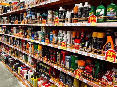 Kyiv, Ukrayna - 03 Ocak 2025: İndirim etiketli bir perakende mağazasında çeşitli otomotiv bakım ürünleri sergileniyor, sıra sıra şişe ve konteynır gösteriliyor, müşteriler için araç bakım ve araba bakım ürünleri tanıtılıyor.