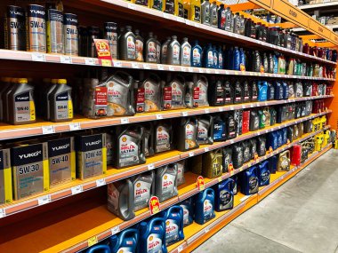 Kyiv, Ukrayna - 3 Ocak 2025: Mağaza raflarında çeşitli markalardan çeşitli motor yağı şişeleri görünür fiyatlarla sergilendi.