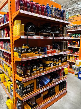 Kyiv, Ukrayna - 03 Ocak 2025: Yağ, filtre ve araba aksesuarları da dahil olmak üzere otomotiv malzemeleri sergilenen iyi stoklanmış bir perakende raf. Ticari bir ortamda araba bakımı, alışveriş ve araç bakımı konuları için ideal.