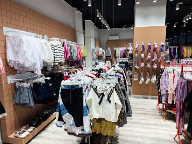 Kyiv, Ukrayna - 4 Ocak 2025: İyi organize edilmiş çocuk giyim mağazası, çeşitli giysiler sergileniyor, renkli moda sergileniyor.